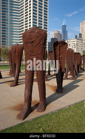 Agorà arte pubblica scultura in Grant Park Chicago con Sears Willis Tower in background in una giornata di sole Foto Stock