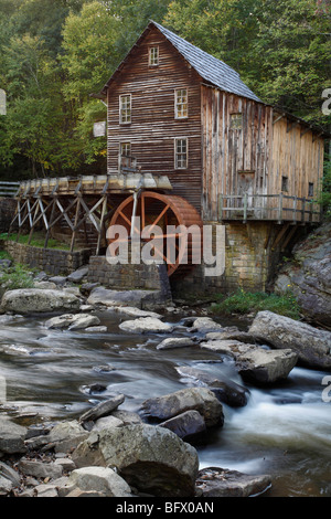 Glade Creek, lo storico stabilimento in legno di Grist Mill Babcock State Park, sulla scogliera della Virginia Occidentale, negli Stati Uniti, paesaggio dall'alto verticale ad alta risoluzione Foto Stock