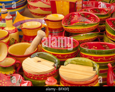 Ceramiche sul mercato in Torremolinos in Andalusia, sud della Spagna, Europa Foto Stock