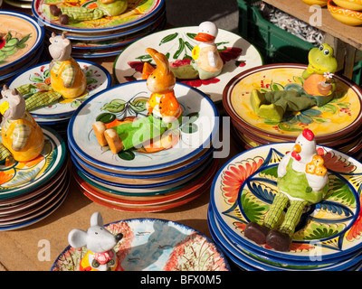 Ceramiche sul mercato in Torremolinos in Andalusia, sud della Spagna, Europa Foto Stock