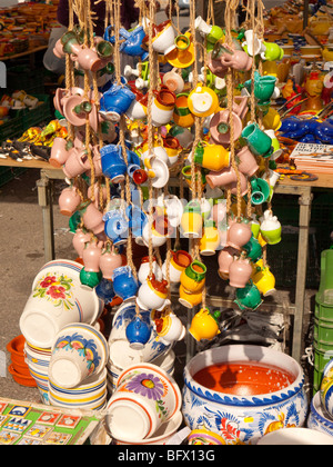 Ceramiche sul mercato in Torremolinos in Andalusia, sud della Spagna, Europa Foto Stock