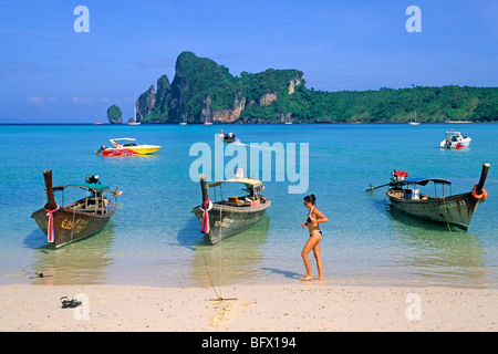 Longtail imbarcazioni presso la spiaggia di Koh Phi Phi Don, Thailandia, Sud-est asiatico Foto Stock