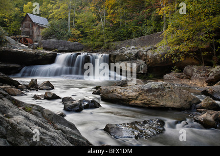 Glade Creek, lo storico stabilimento in legno di Grist Mill Babcock State Park, sulla scogliera della Virginia Occidentale negli Stati Uniti, dall'alto dello sfondo orizzontale ad alta risoluzione Foto Stock