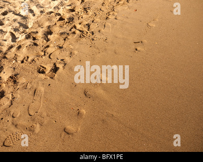 Orme nella sabbia con stampa di avvio sulla spiaggia di Torremolinos Andalusia in Spagna Foto Stock