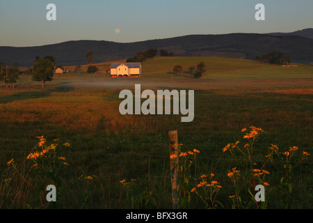 Tramonto e luna impostato su farm in Swoope, Shenandoah Valley, Virginia Foto Stock