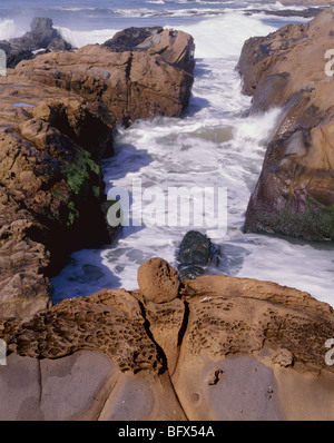 CALIFORNIA - costa rocciosa a fagiolo stato Cave Beach. Foto Stock