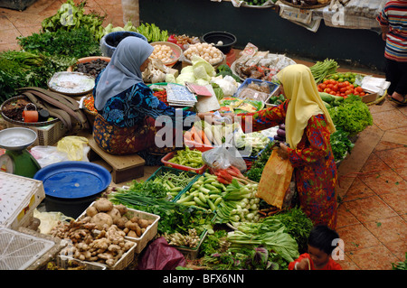 Donne musulmane malesi o malesi in Head Scarves Shopping nel mercato Centrale della frutta e verdura, Kota Bahru, Malesia Foto Stock