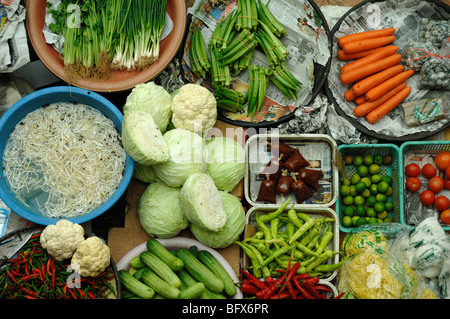 Mostra di Still Life di verdure fresche sul mercato Stall del mercato alimentare Centrale, Kota Bahru, Malesia Foto Stock