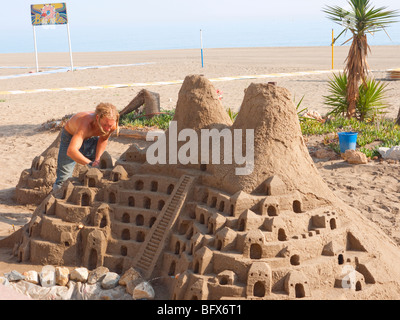 Artista di sabbia sulla spiaggia di Torremolinos in Andalusia, sud della Spagna, Europa Foto Stock