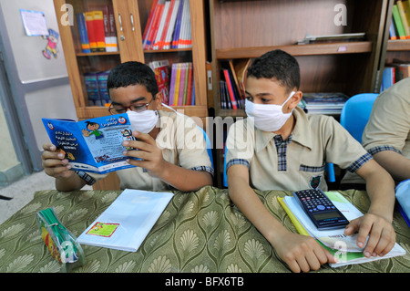 Presso le scuole in Egitto hanno classi circa l'influenza suina come una misura di prevenzione, con opuscoli e poster Foto Stock