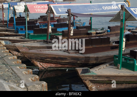 Abra tradizionali barche ormeggiate sul Dubai Creek di Dubai Foto Stock