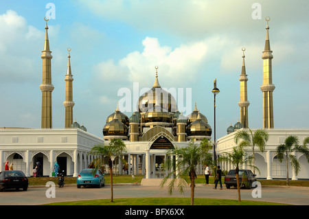 Ingresso principale minareti e cupole della Moschea trasparente di cristallo di vetro (2006-2008) o Masjid Kristal, Kuala Terengganu, Malesia Foto Stock