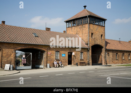 L'ingresso principale - visto dall'esterno - a Birkenau (Auschwitz II - Birkenau) nazista di morte nel campo di Oswiecim, Polonia. Foto Stock