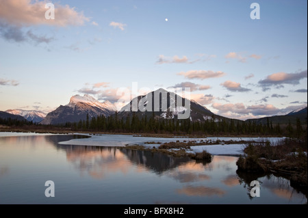 Mt Rundle riflessa nel lago di Vermiglio in primavera/tardo inverno, il Parco Nazionale di Banff, Alberta, Canada Foto Stock