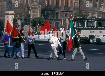 Popolo messicano, giovani uomini e donne, i manifestanti, Zocalo, la Piazza della Costituzione, Città del Messico, del Distretto Federale, Messico Foto Stock