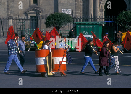 Popolo messicano, giovani uomini e donne, i manifestanti, Zocalo, la Piazza della Costituzione, Città del Messico, del Distretto Federale, Messico Foto Stock