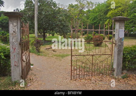 Antico cancello aperto al parco nella città di pietra, Zanzibar Foto Stock