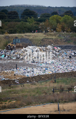 Di materiale plastico in un sito di discarica Foto Stock