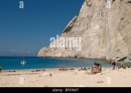 La Grecia. Zante. Zante, isola di Zante. Isola greca. Ottobre. Sulla spiaggia di Smuggler's Cove, Shipwreck Cove, Ag. Georgiou, Navagio. Foto Stock