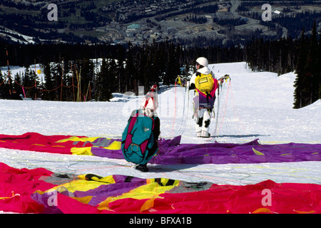 Whistler, BC, British Columbia, Canada - Parapendio a Launch Pad, Parapendio soddisfare, Monte Blackcomb, Coast Mountains, inverno Foto Stock