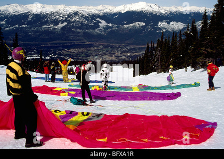 Whistler, BC, British Columbia, Canada - Parapendio a Launch Pad, Parapendio soddisfare, Monte Blackcomb, Coast Mountains, inverno Foto Stock