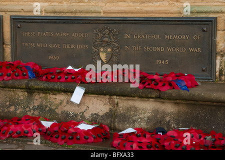 Giorno del Ricordo di corone di cui nella parte anteriore di un memoriale per la seconda guerra mondiale. Foto Stock