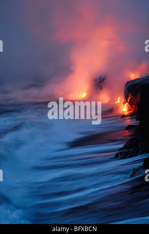 Sunrise, oceano Kupapau voce, Parco Nazionale dei Vulcani delle Hawaii, Kalapana, Hawaii, la Big Island delle Hawaii Foto Stock