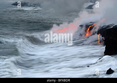 Sunrise, oceano Kupapau voce, Parco Nazionale dei Vulcani delle Hawaii, Kalapana, Hawaii, la Big Island delle Hawaii Foto Stock