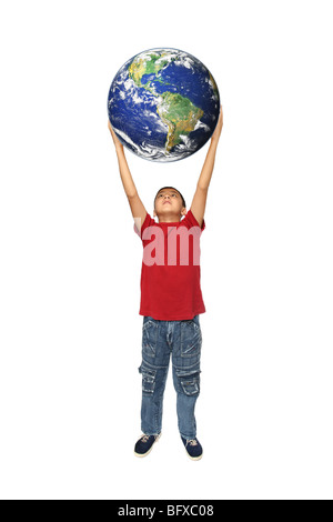 Asian boy holding pianeta terra isolato su bianco Foto Stock