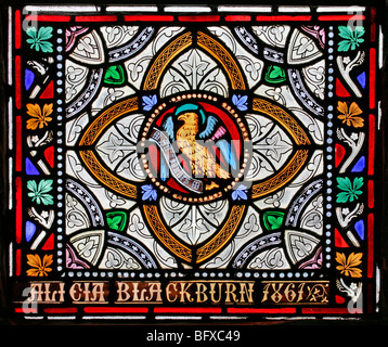 Vetrata raffigurante il simbolo dell'aquila di San Giovanni Evangelista, la chiesa di Saint Gregory, Offchurch, Warwickshire Foto Stock