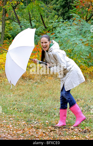 Frau mit Regenschirm im Herbst, donna con ombrello aperto Foto Stock