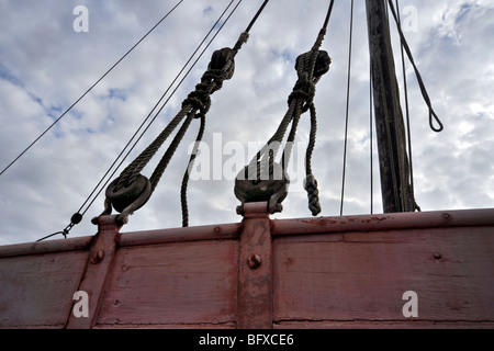 Corde in blocchi di legno / pulegge a bordo di una nave a vela, Brittany, Francia Foto Stock