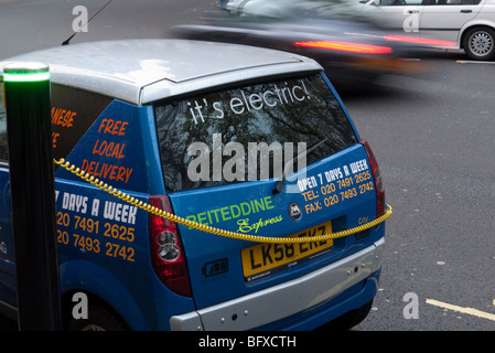 Un auto elettrica parcheggiata in corrispondenza di un punto di ricarica in Barclay Square Londra Foto Stock