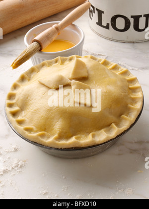 La pasta frolla la torta in una teglia per torte tuorlo d'uovo brushedh Foto Stock