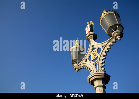 Dettaglio della lampada ornati standard sul ponte Lendal, York, Regno Unito. Foto Stock