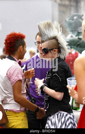 Una donna con un Punk Rock stile di capelli in Trafalgar Square Londra Foto Stock
