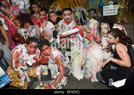 Gruppo di zombie in prima zombie a piedi festival in Bangkok, Tailandia. Foto Stock