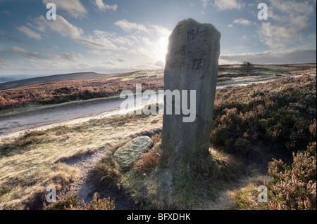 Pietra miliare waymarker sulla brughiera a Houndkirk Road nel Derbyshire, Peak District, Inghilterra, "Gran Bretagna", "Regno Unito" Foto Stock