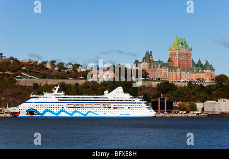 Una nave da crociera e Chateau Frontenac a Quebec City, in Canada Foto Stock