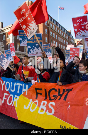 Disoccupazione in ogni tempo elevata, studenti marzo a Londra per la lotta per i posti di lavoro, la gioventù a programmi di formazione e libera le tasse. 28.11.09 Foto Stock