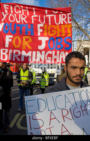 Disoccupazione in ogni tempo elevata, studenti marzo a Londra per la lotta per i posti di lavoro, la gioventù a programmi di formazione e libera le tasse. 28.11.09 Foto Stock