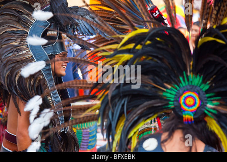 Aztec ballerini in Plaza de la Constitucion a Città del Messico Foto Stock