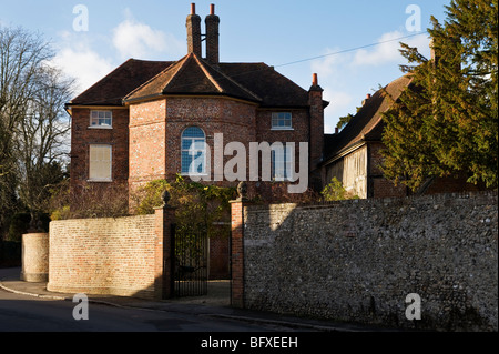 Un rosso grande edificio in mattoni, un ex English Manor House in Little Missenden Buckinghamshire REGNO UNITO Foto Stock