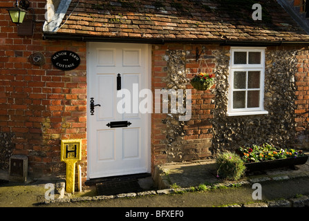 Un tradizionale in mattoni e pietra focaia cottage nel villaggio rurale Little Missenden Buckinghamshire REGNO UNITO Foto Stock