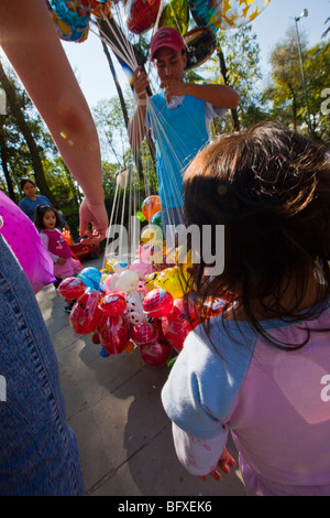 Acquisto di un palloncino in Parque Alameda Central di Città del Messico Foto Stock