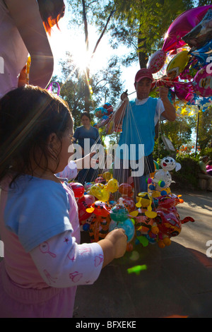 Acquisto di un palloncino in Parque Alameda Central di Città del Messico Foto Stock