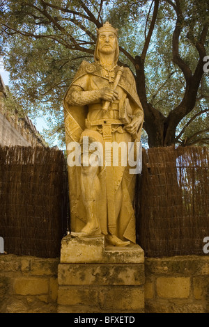 Cordoba, Spagna. Statua del re spagnolo Alfonso X El Sabio in ingresso al Alcazar dei Re Cristiani. Foto Stock