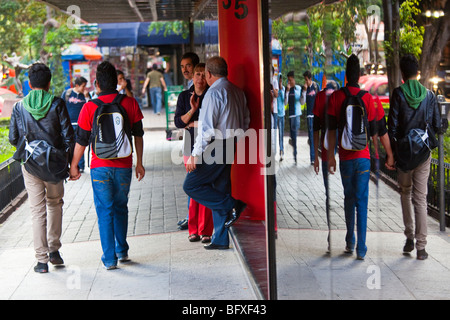 Giovane coppia gay in Zona Rosa di Città del Messico Foto Stock