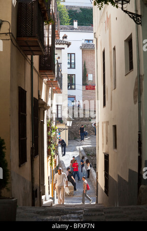 Strada stretta nell'Albaicin, Granada, Spagna Foto Stock