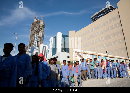 Dubai lavoratori immigrati in coda per il lavoro Foto Stock